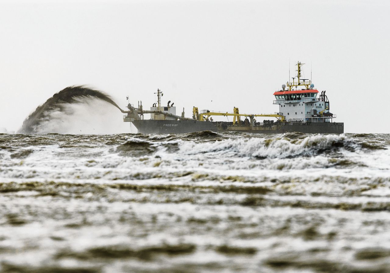 Een baggerschip van Boskalis helpt de Nederlandse kustlijn te versterken, zodat die klaar is voor het stijgen van de zeespiegel.