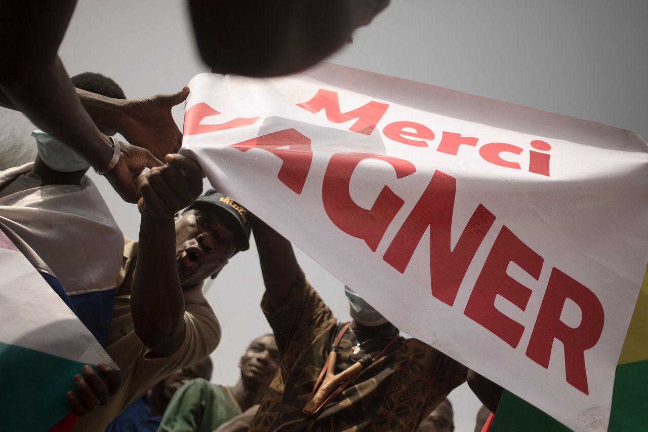 Demonstranten in Mali vieren het aangekondigde vertrek van Franse troepen en bedanken het beruchte Russische huurlingenleger Wagner.