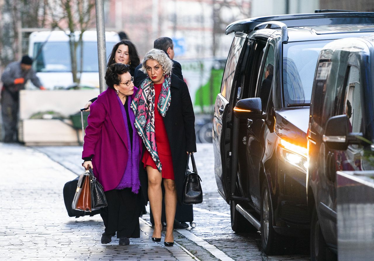 Advocaat Carry Knoops (links) samen met Nilüfer Gündogan vlak voor de behandeling van het hoger beroep in Amsterdam.