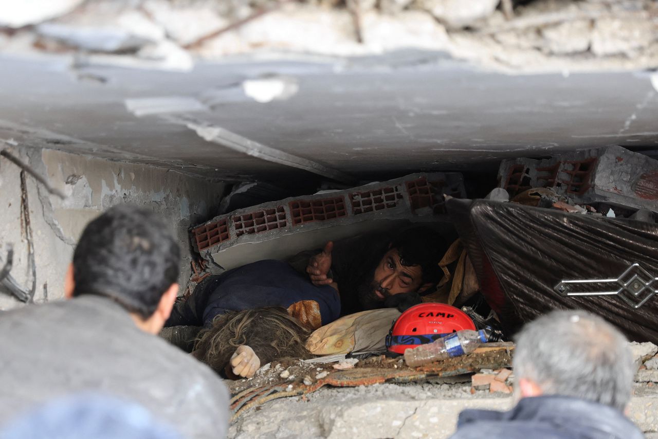 In de Turkse stad Hatay ligt Abdulalim Muaini naast het lichaam van zijn echtgenote onder het puin.