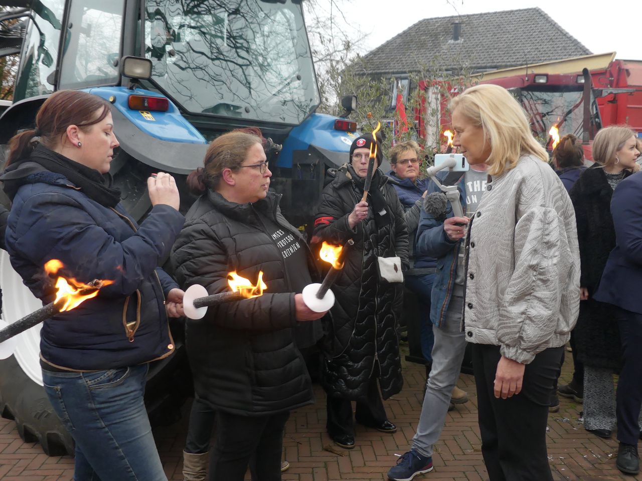 Minister Sigrid Kaag ging zondagmiddag in Diepenheim in gesprek met een groep mensen die haar opwachtte met brandende fakkels.