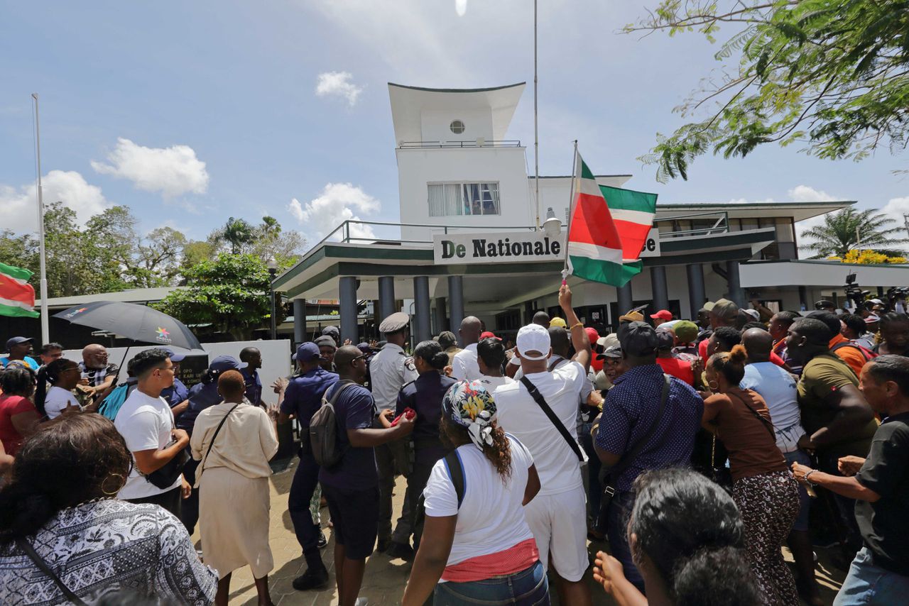 Demonstranten tijdens een protest tegen de regering, op het Onafhankelijkheidsplein in Paramaribo. Foto Ranu Abhelakh / ANP