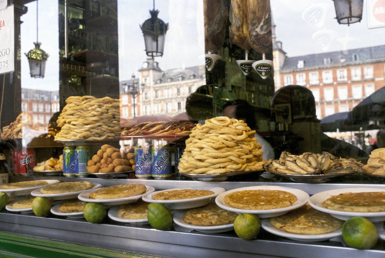 De tortilla wordt in Spanje traditioneel gemaakt met eieren. Maar nu een salmonella-uitbraak dertien mensen in het ziekenhuis heeft doen belanden, is daarover discussie ontstaan.