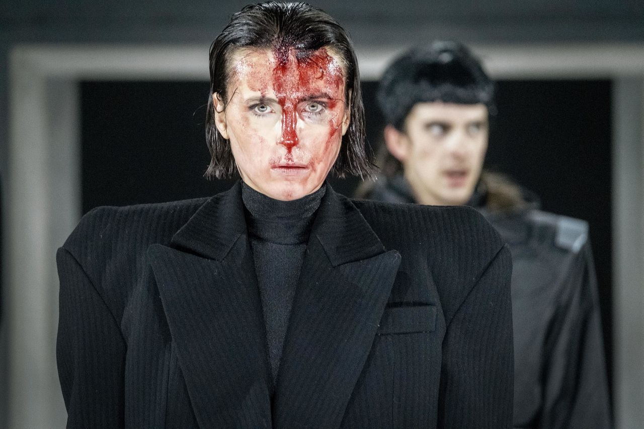 Yela de Koning speelt de titelrol in ‘Coriolanus’ door Het Nationale Theater.