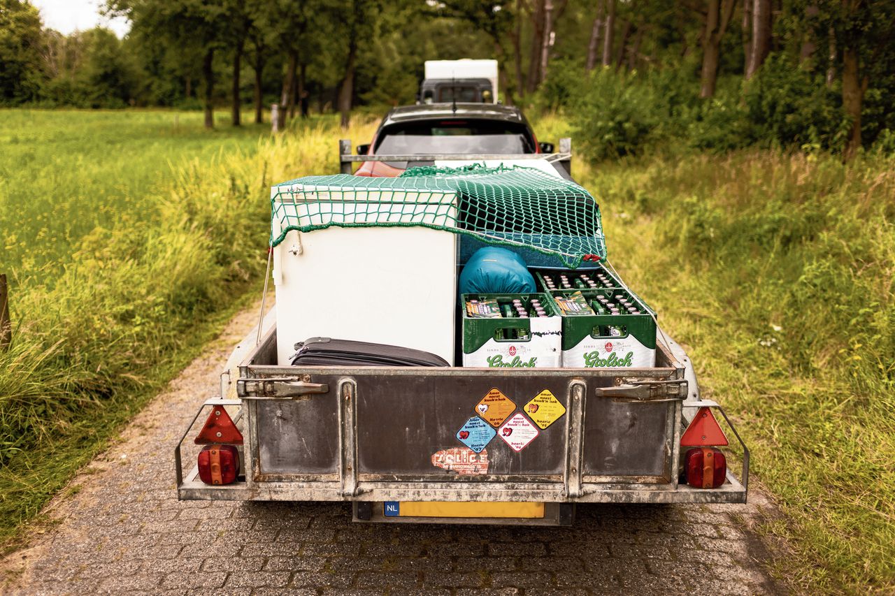 Een jongerencamping in de buurt van Ommen in de zomer van 2021. Uit onderzoek blijkt dat jongeren die voor hun vijftiende beginnen met alcohol als volwassene vaker verslaafd zijn.