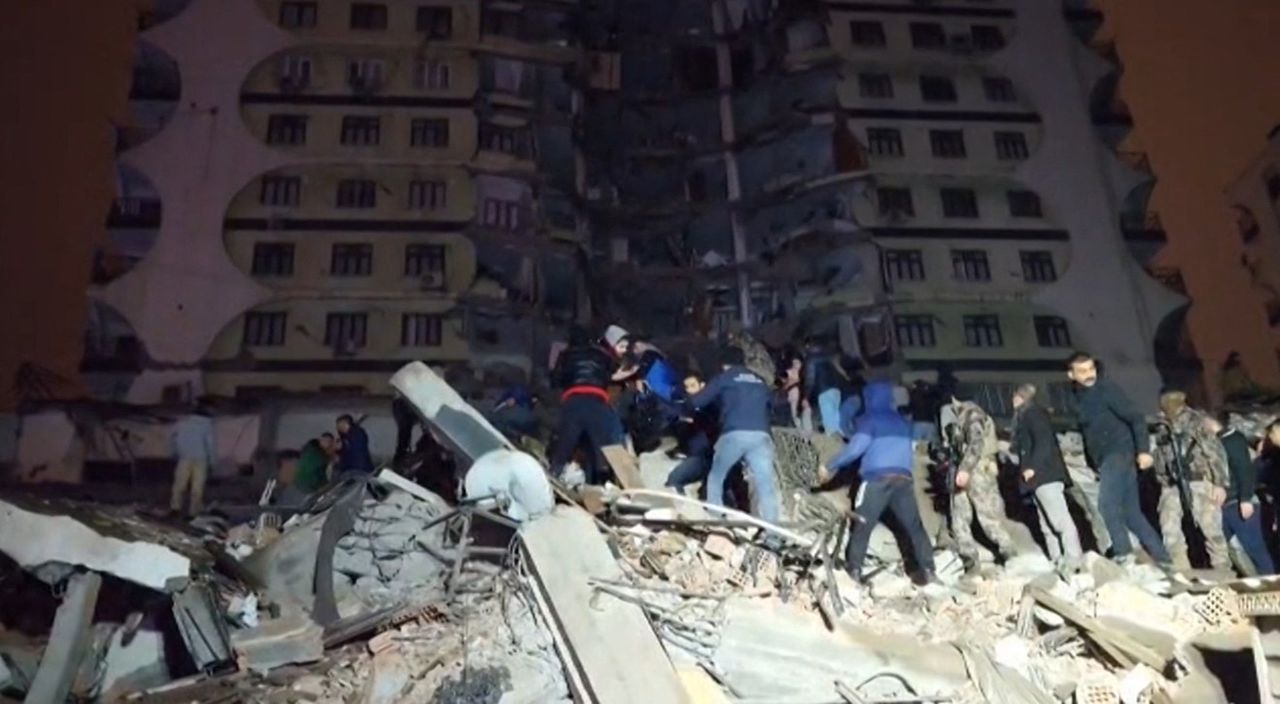 Reddingswerkers zoeken in de Turkse stad Diyarbakir zondagnacht naar slachtoffers van een zware aardbeving die het zuiden van het land zondagnacht trof, op een videobeeld van AFP TV.