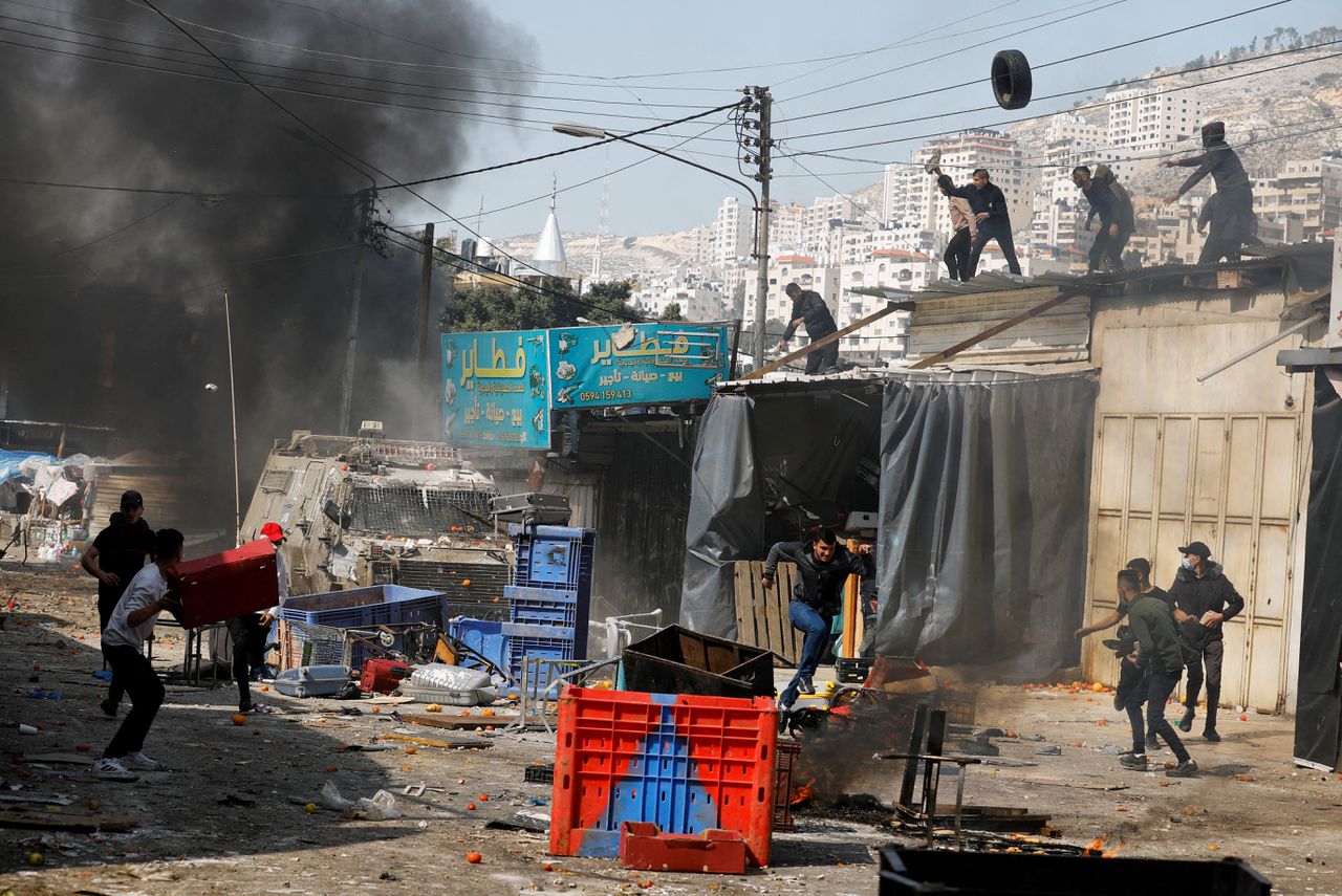 Palestijnen clashen woensdagochtend met het Israëlische leger in Nablus.