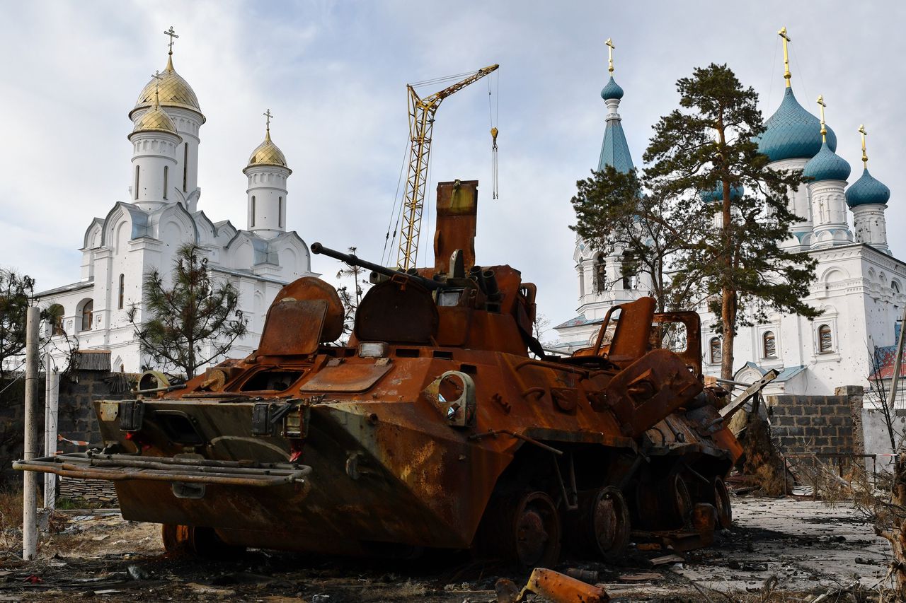 Een Russisch Pantserinfanterievoertuig in Svjatohirsk, ten noorden van Bachmoet, waar de Wagnergroep strijd levert met het Oekraïense leger