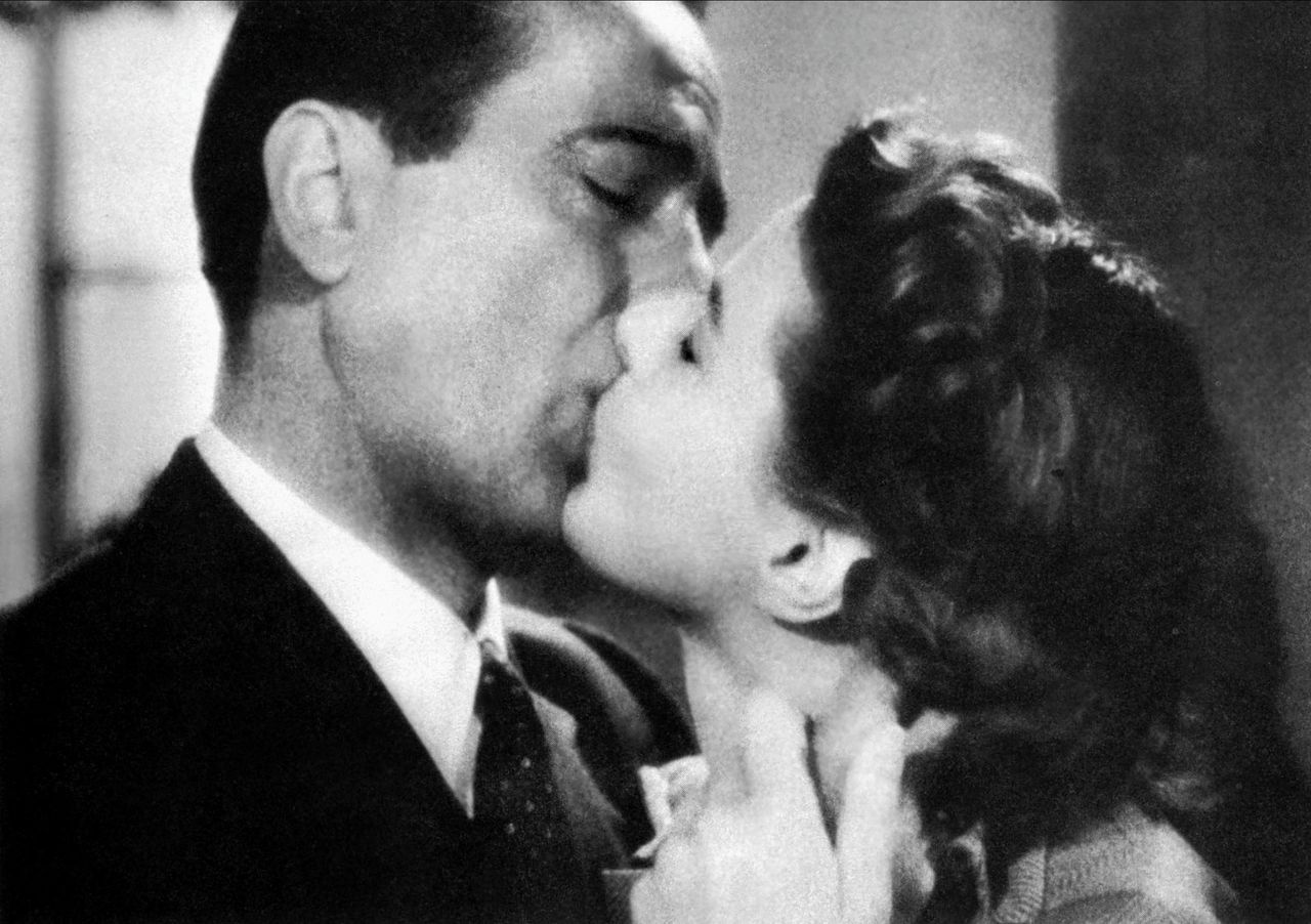 Een ouderwetse filmkus tussen Humphrey Bogart en Ingrid Bergman in Casablanca