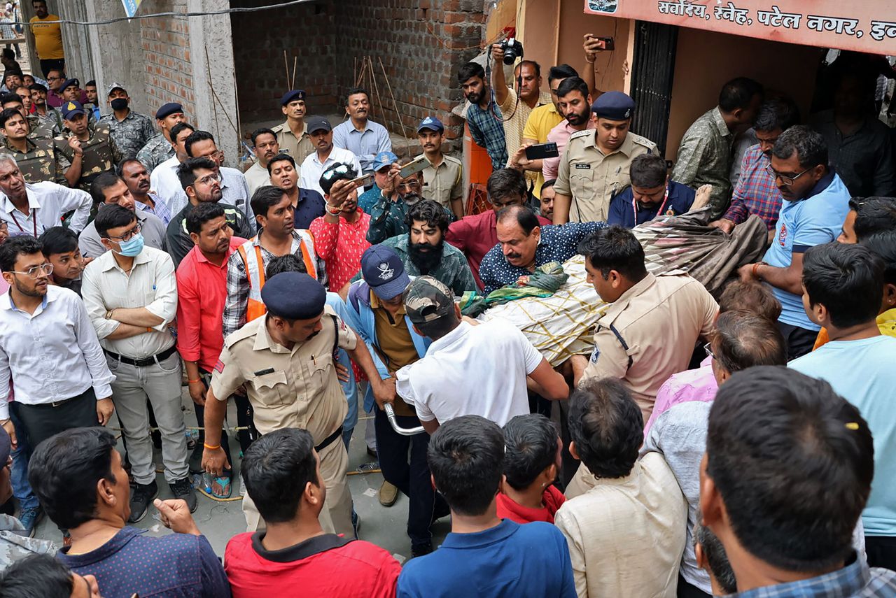 Reddingswerkers bij de tempel in Indore.