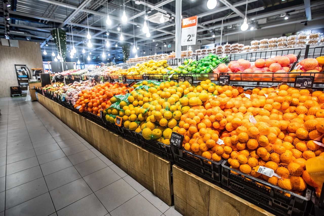 Vooral in de supermarkt stijgen de prijzen hard; voedingsmiddelen, dranken en tabak werden meer dan 14 procent duurder in 2022.