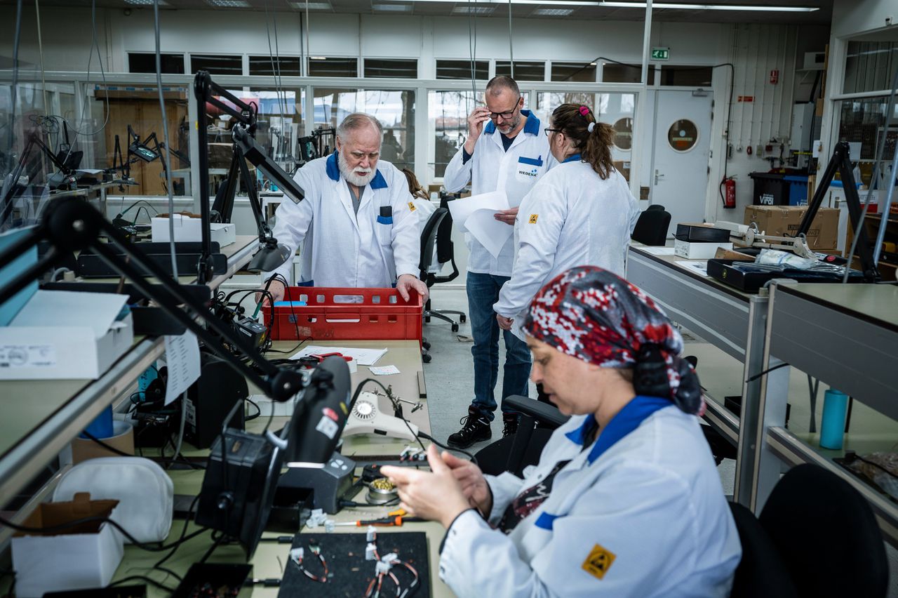 Mensen met een afstand tot de arbeidsmarkt aan het werk bij sociaal ontwikkelbedrijf Wedeka in Veendam.