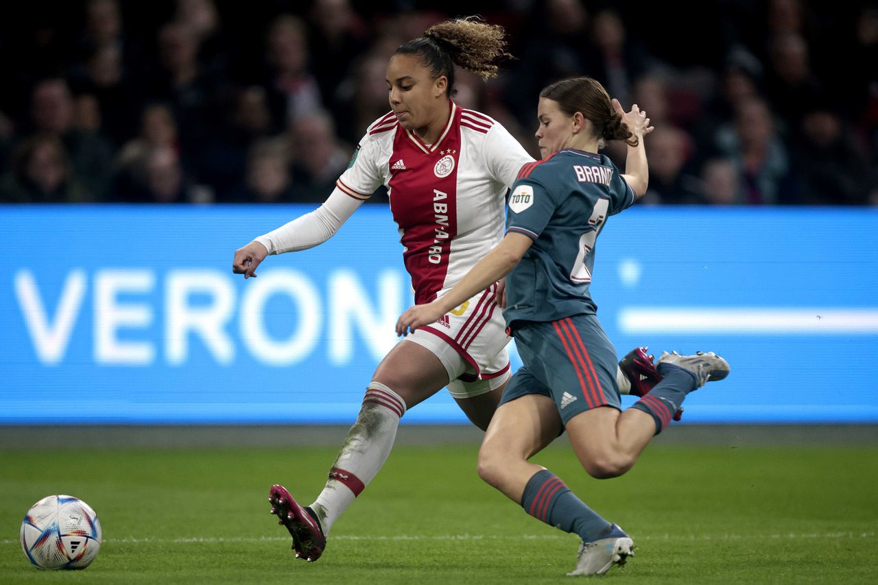 Ajax-aanvaller Chasity Grant (links) in duel met Justine Brandau van Feyenoord.