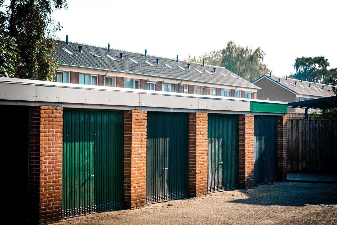 De negen mannen huurden een garagebox in Woensel-Noord om in te trainen. Gevreesd werd dat zij daar werkten aan het voorbereiden van een terreuraanslag.