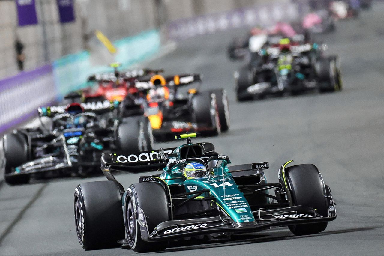 Fernando Alonso in actie tijdens de Grote Prijs van Saoedi-Arabië op het stratencircuit van Jeddah Corniche.