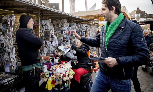 Als Hoekstra in beeld verschijnt, zet Cees Veerman het geluid harder: ‘Zeg alsjeblieft dat het heel teleurstellend is’