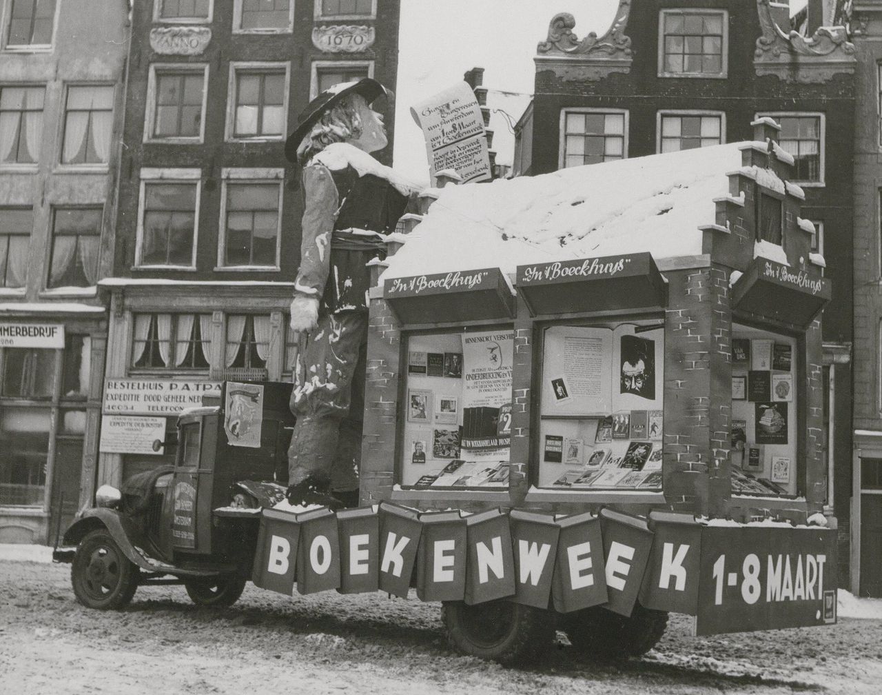 Een auto op de Amsterdamse Stromarkt, ter promotie van het Boekenweekthema ‘In ‘t Boeckhuys’, 1947.