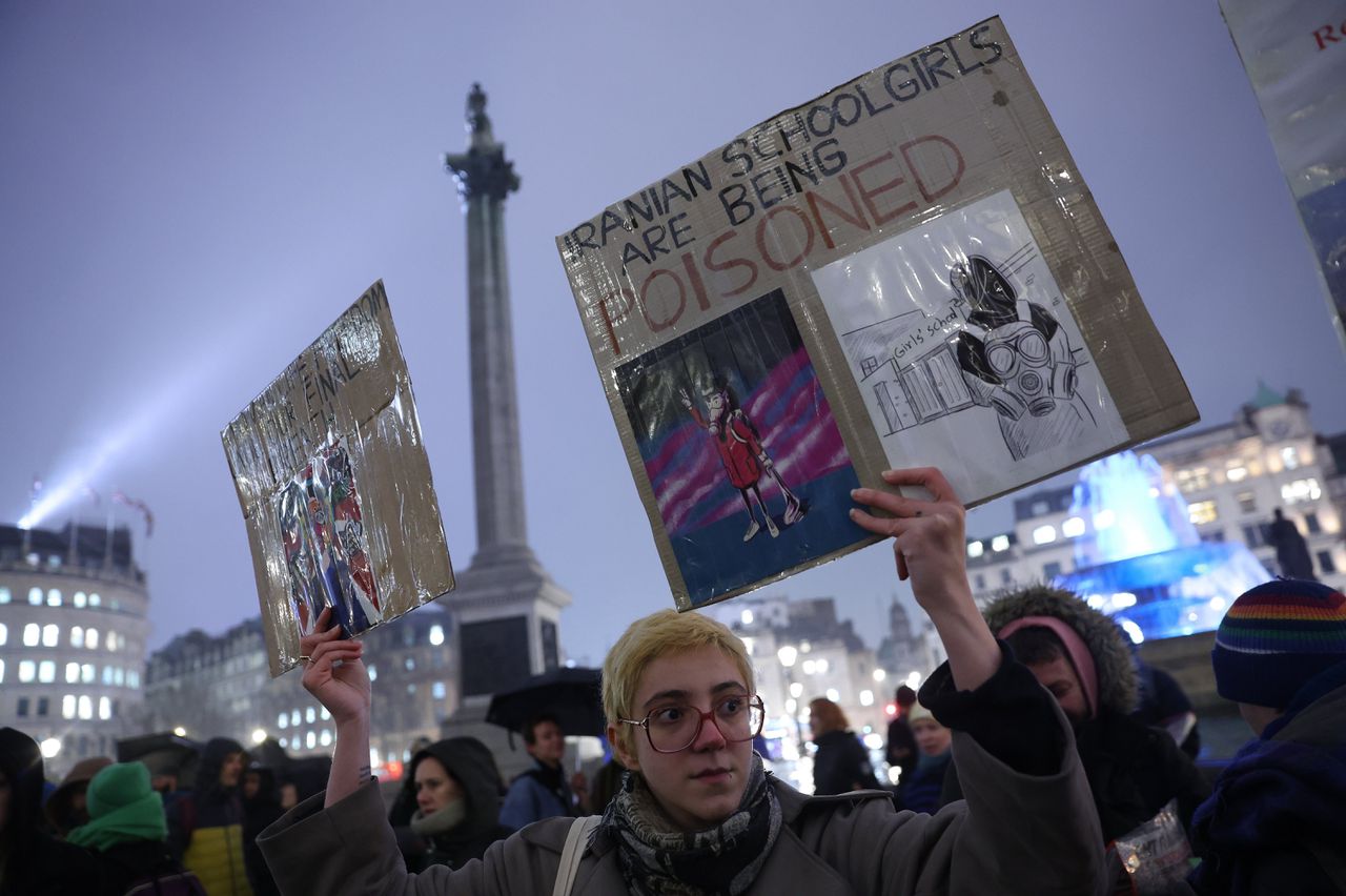 Demonstranten in Londen betuigen hun steun met Iraanse meisjes, die onlangs op school met gifgas zouden zouden zijn bedwelmd. Foto Isabel Infantes, EPA