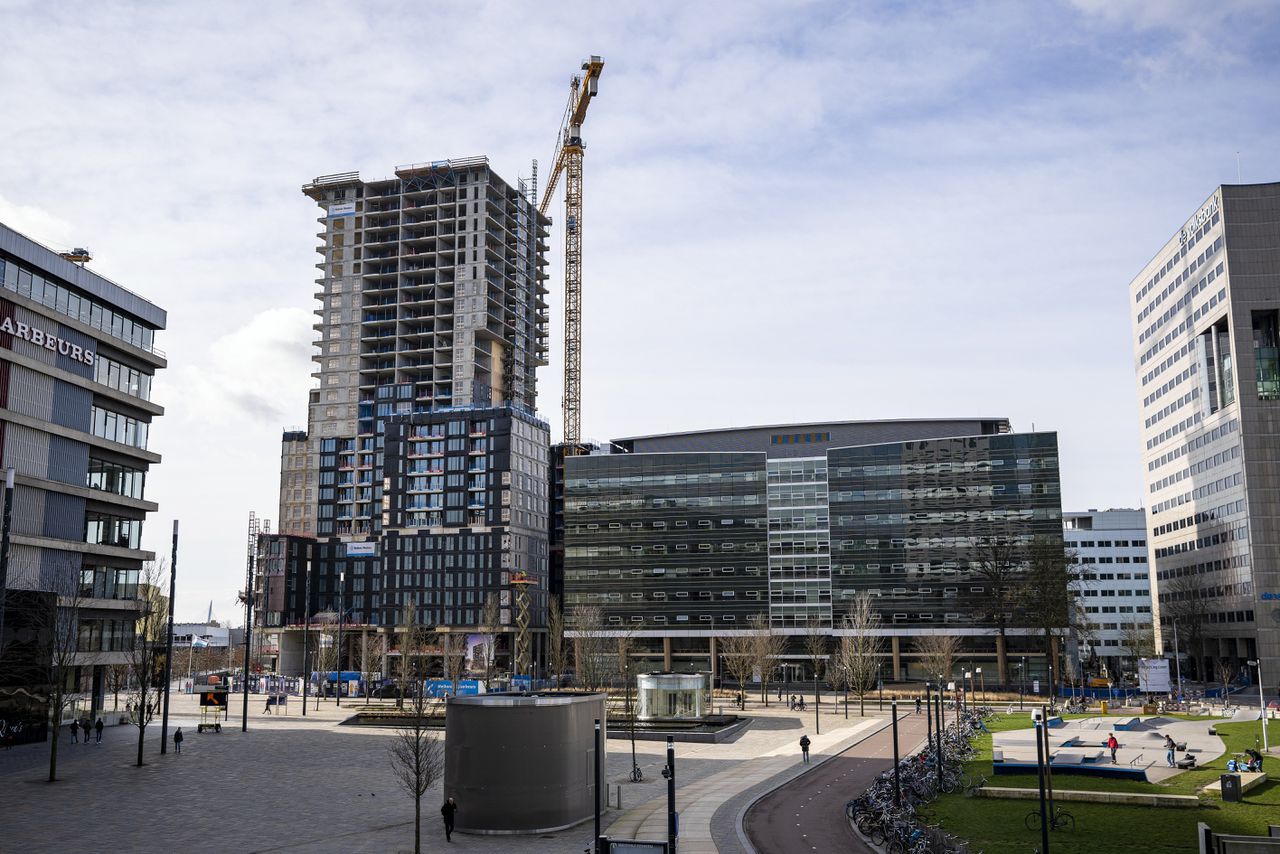 De Amrath Galaxy Tower, op het Jaarbeursplein in Utrecht, waar het werk al maanden stilligt.