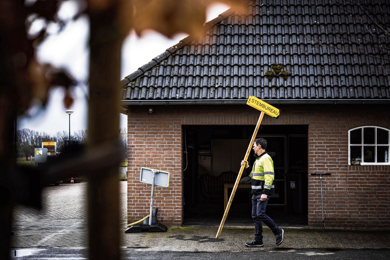 In Veghel wordt een stembureau opgebouwd voor de verkiezingen voor de Provinciale Staten op woensdag.