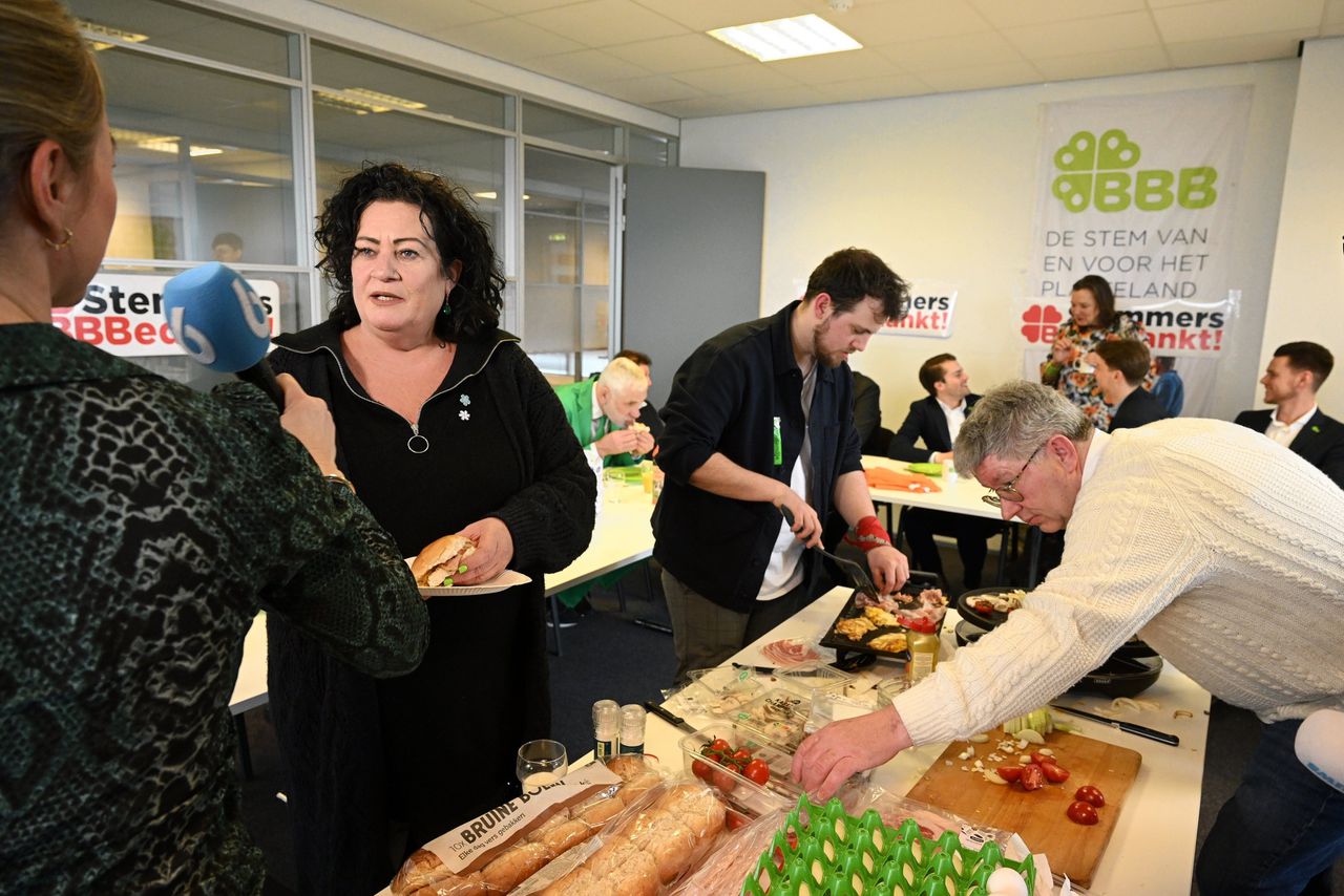 BBB-leider Caroline van der Plas op het partijkantoor in Colmschate, bij een ‘boerenbrunch’ die ter plekke bereid werd door haar zoon.