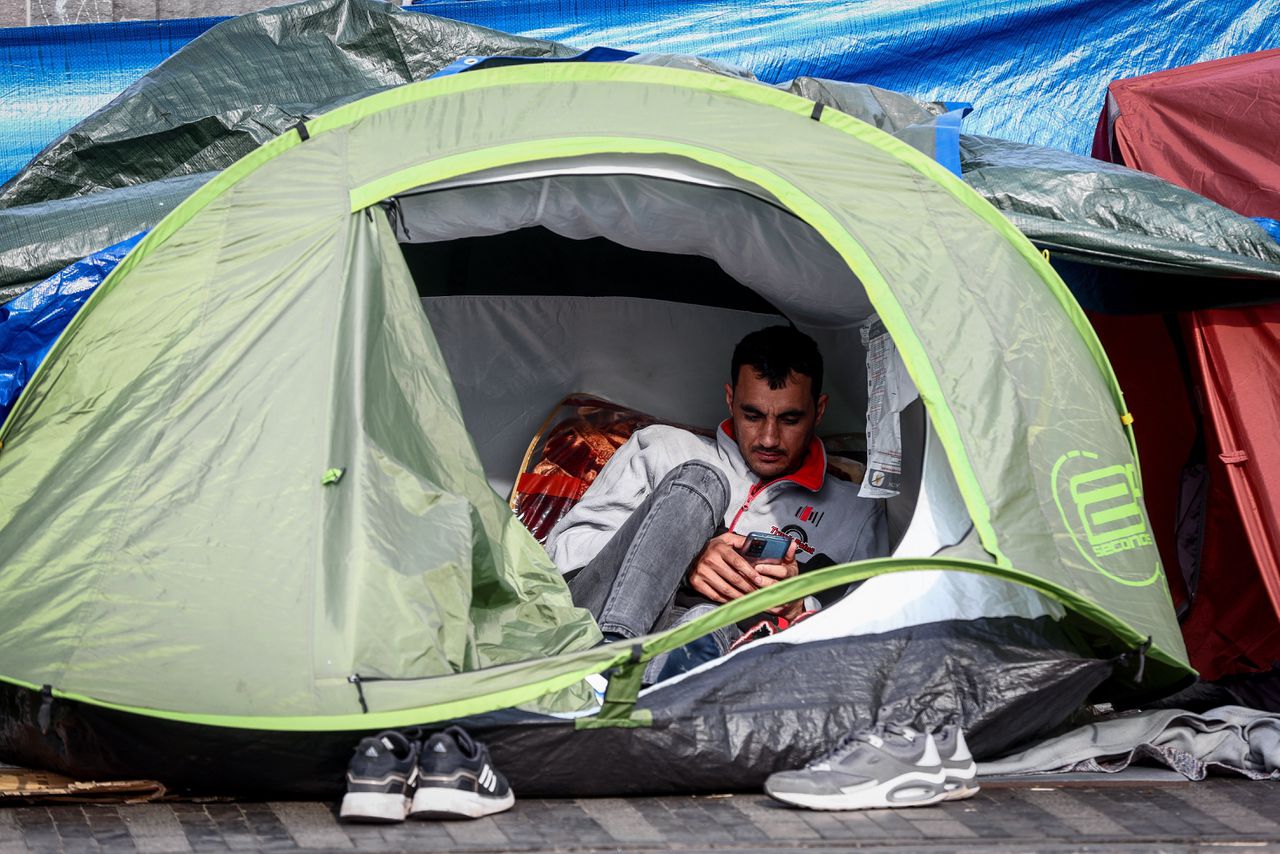 Ook in België barst de asielopvang uit zijn voegen waardoor migranten op straat moeten slapen.