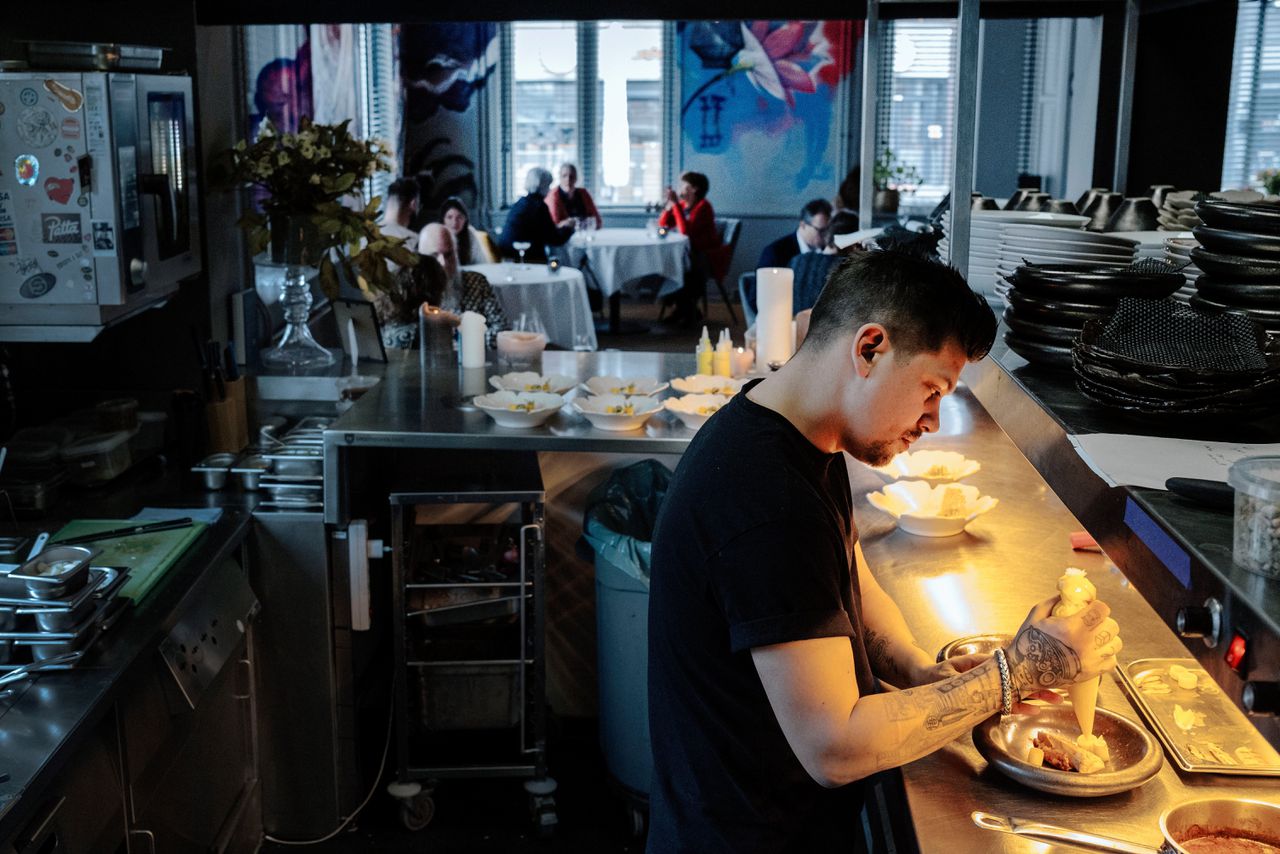 Chef-kok Jermain de Rozario van De Rozario in Helmond.Foto Merlin Daleman