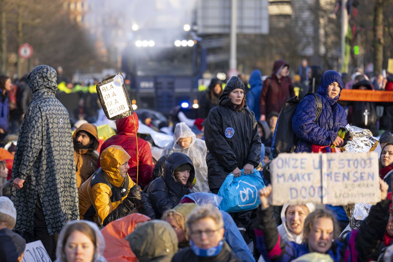 86 procent van de ondervraagde Nederlanders is negatief over de richting die het land opgaat.