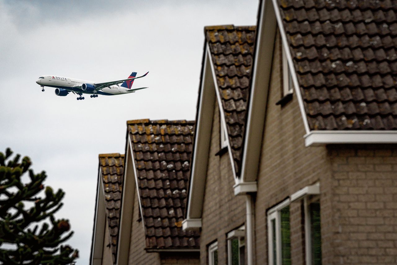 Zwanenburg, vlak bij Schiphol. Omwonenden van de luchthaven spanden rechtszaken aan vanwege lawaai.