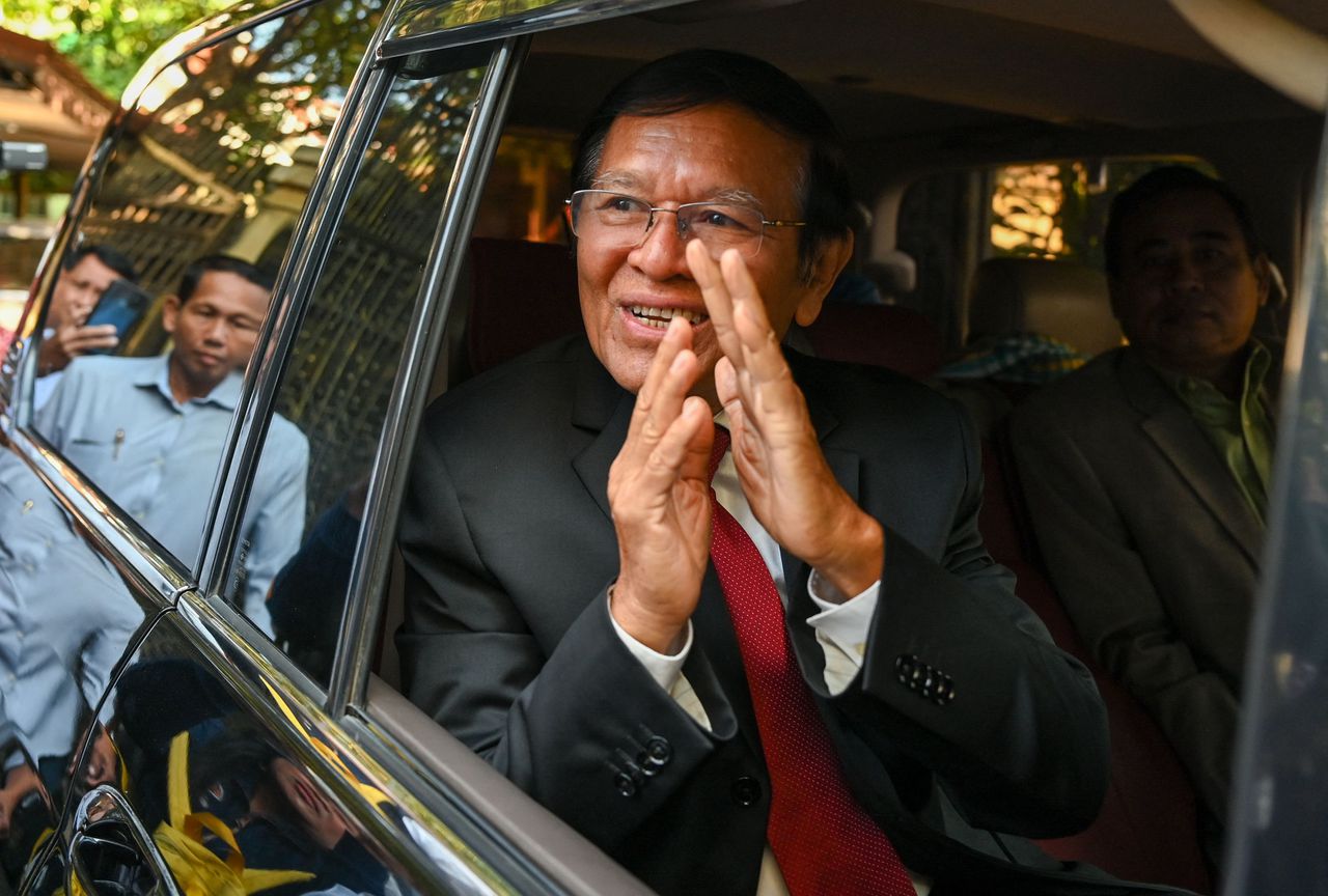 Na de uitspraak waarin hij veroordeeld werd tot 27 jaar huisarrest, groet de Cambodjaanse oppositieleider Kem Sokha de aanwezige pers.