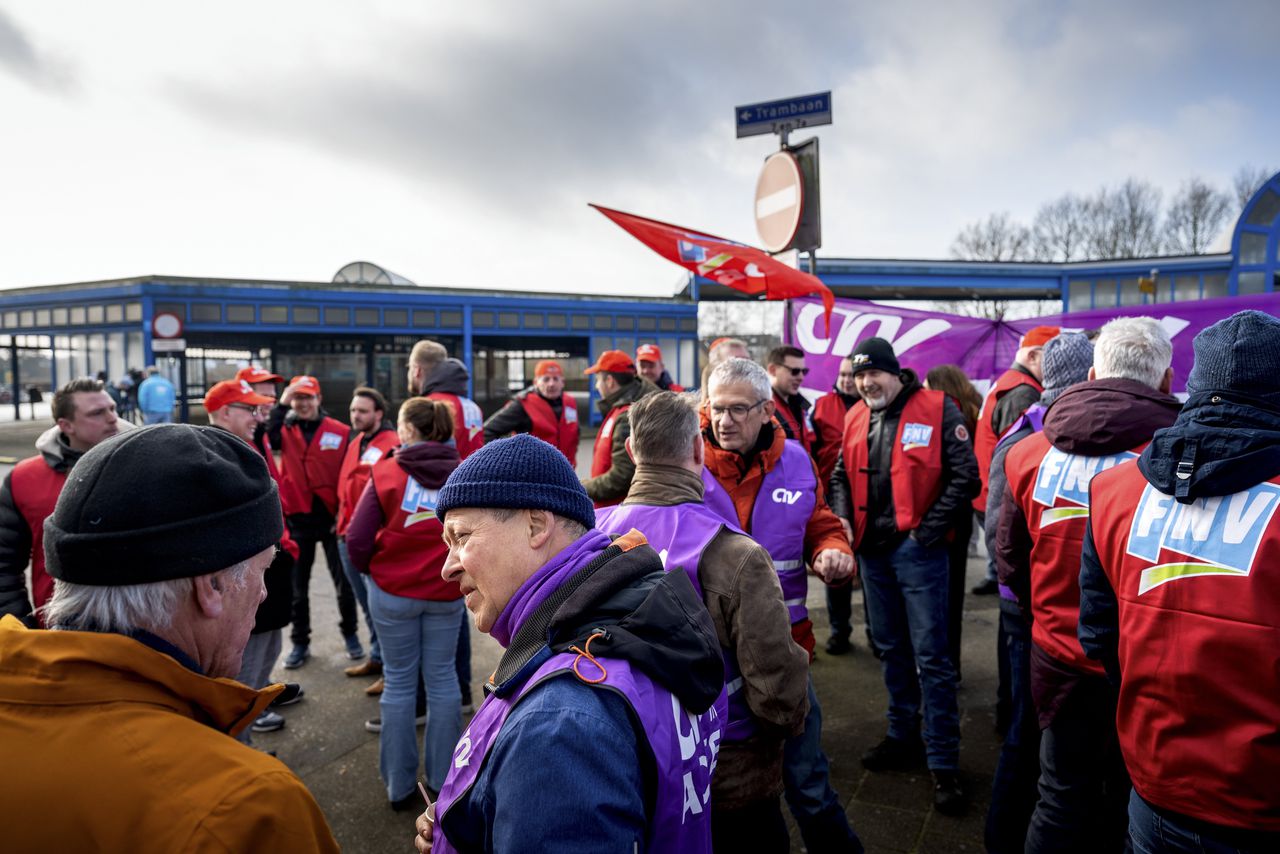 Buschauffeurs staken voor het hoofdkantoor van Arriva in Heerenveen.