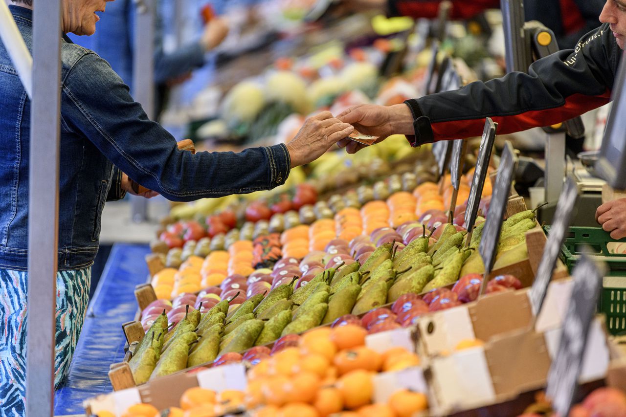 De prijzen van voedingsmiddelen, dranken en tabak werden volgens het CBS wel opnieuw fors hoger.