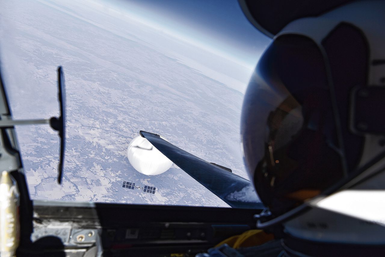 De ballon op een selfie van de U-2-piloot (boven) bij de berging op zee.