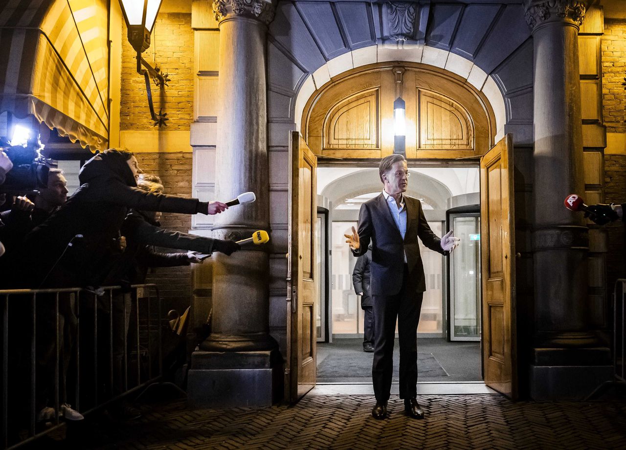 Premier Mark Rutte (VVD) bij het ministerie van Algemene Zaken na afloop van een gesprek over de uitslag van de Provinciale Statenverkiezingen.