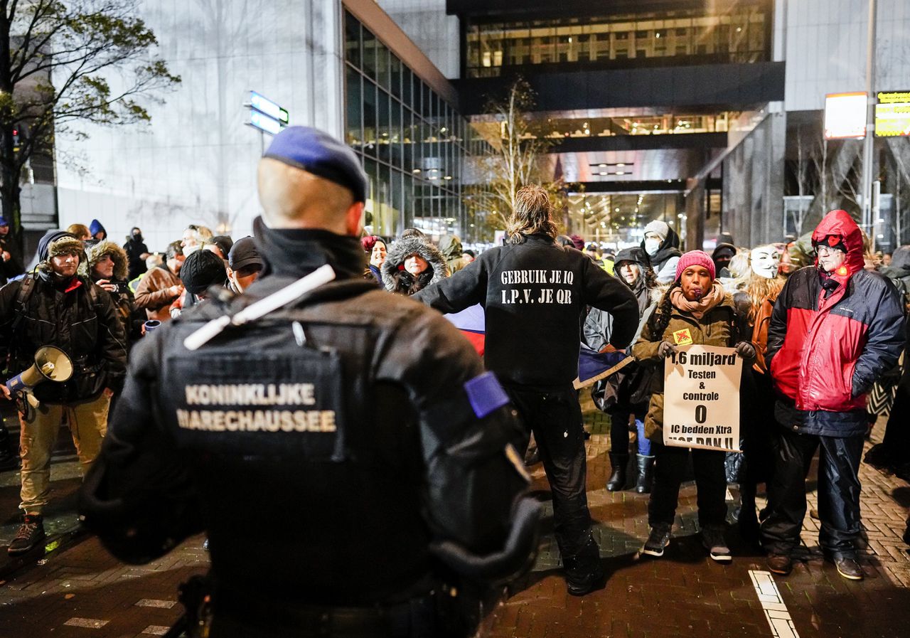 Protest in november 2021 bij het ministerie van Justitie tegen maatregelen om het coronavirus te beteugelen. Foto Phil Nijhuis/ANP