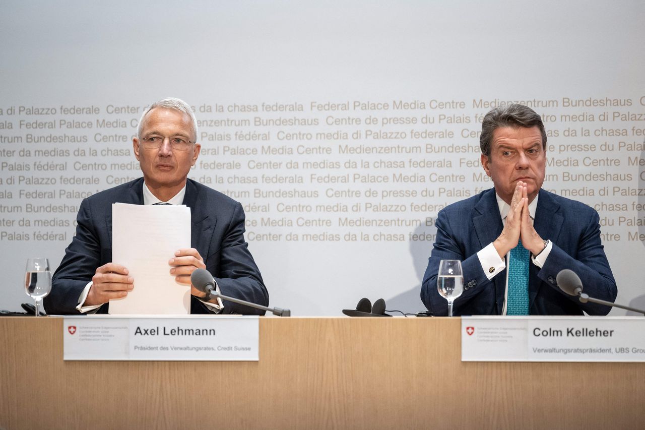 Credit Suisse-directeur Axel Lehmann (links) en president-commissaris van UBS Colm Kelleher bij de persconferentie zondag, waarin bekend werd gemaakt dat UBS Credit Suisse overneemt.