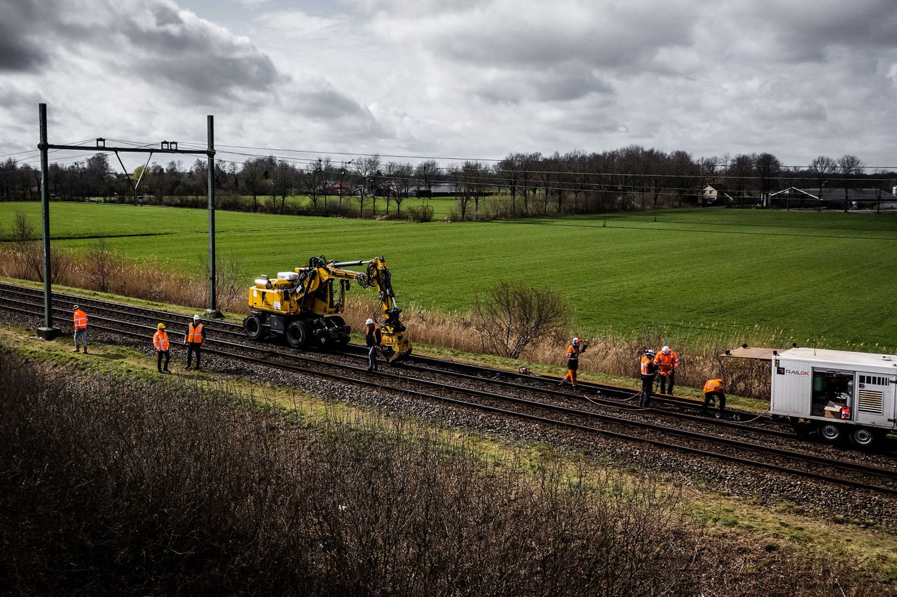 Prorail begon donderdag met de voorbereidingen voor de uitgravingen bij Esch.