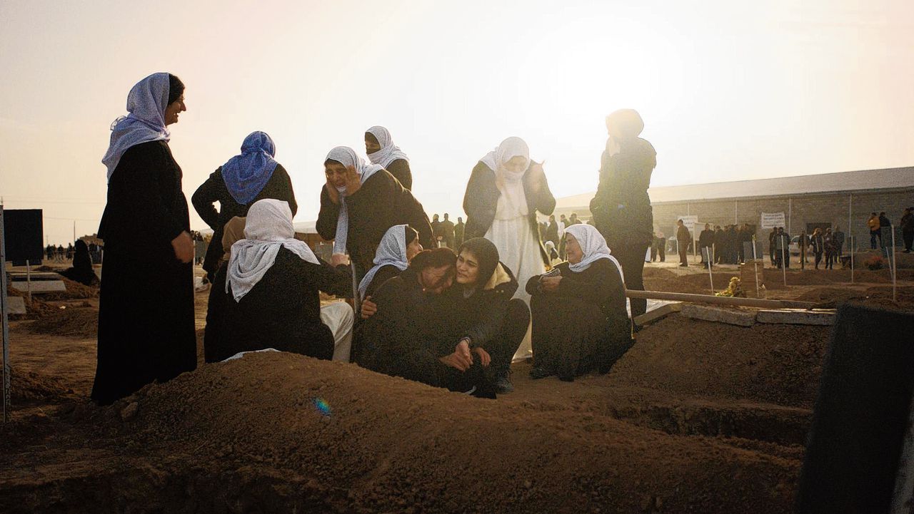 Een still uit ‘Daughters of the Sun’, Jezidi-vrouwen rouwen bij een graf in Koerdisch Noord-Irak.