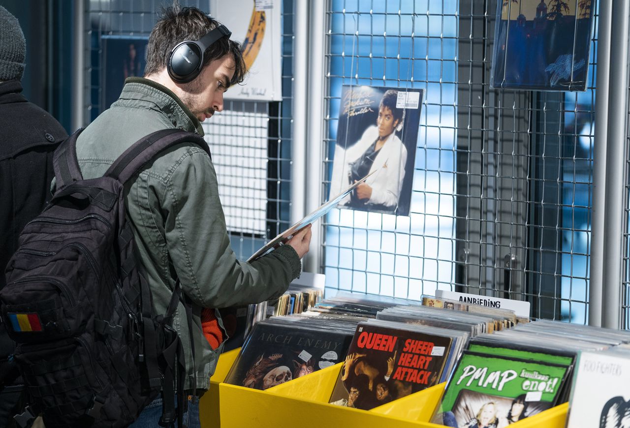 Een bezoeker van een een pop-up platenzaak in de stationshal van Utrecht Centraal.