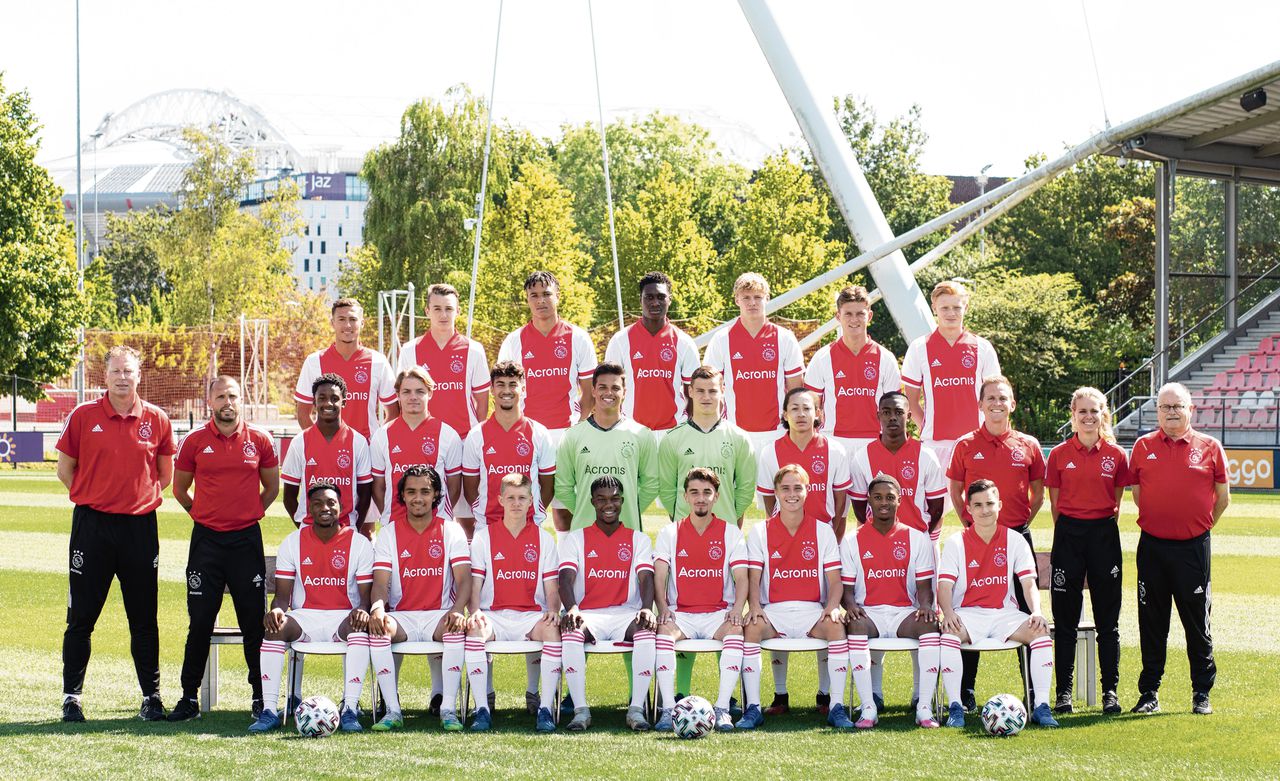 Teamfoto van de onder-18 van Ajax, seizoen 2020-2021. Olivier Aertssen staat op de bovenste rij, tweede van rechts. Ischa Bouwman staat niet op de foto omdat hij later bij de selectie kwam.