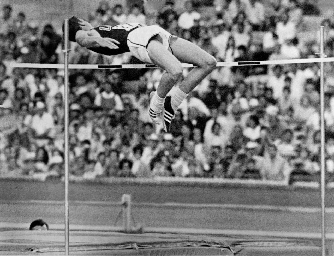 De gouden sprong (2.24 meter) van Dick Fosbury op de Olympische Spelen van Mexico City in 1968. Hij had er in de VS jaren op geoefend. Nu kwam de Fosburyflop voor het eerst wereldwijd in beeld.