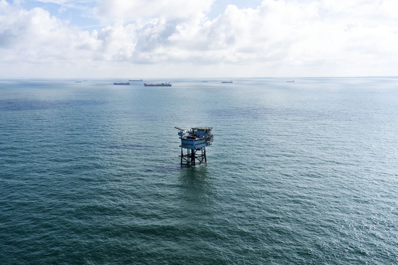 Een offshore platform van een bedrijf waar groene waterstof wordt geproduceerd.