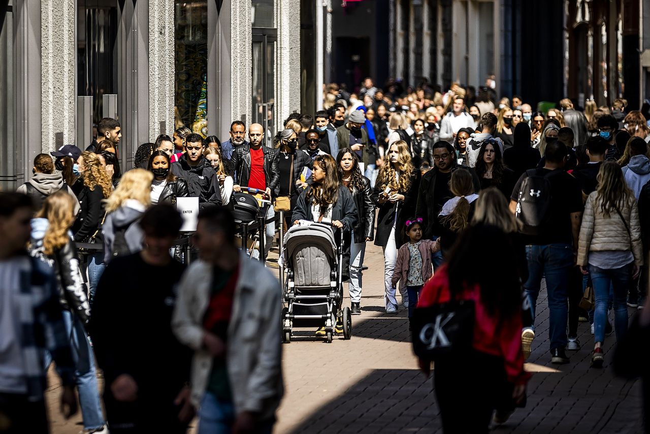 Winkelende mensen in de Kalverstraat in Amsterdam. De verschillen tussen klassen zijn onmiskenbaar groter geworden.