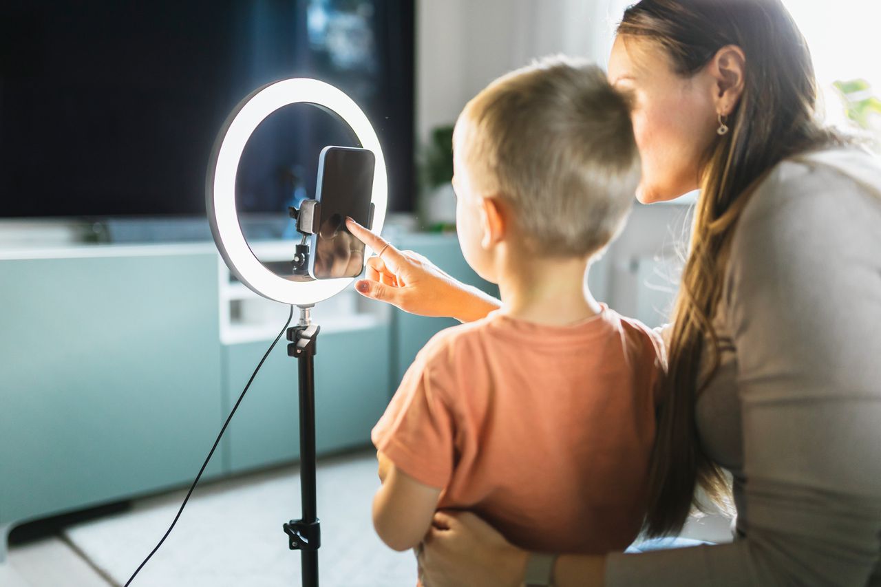 De kinderen zijn helemaal geen koning maar lopendebandwerkers, gedisciplineerde acteurs in een laatkapitalistisch toneelstuk.