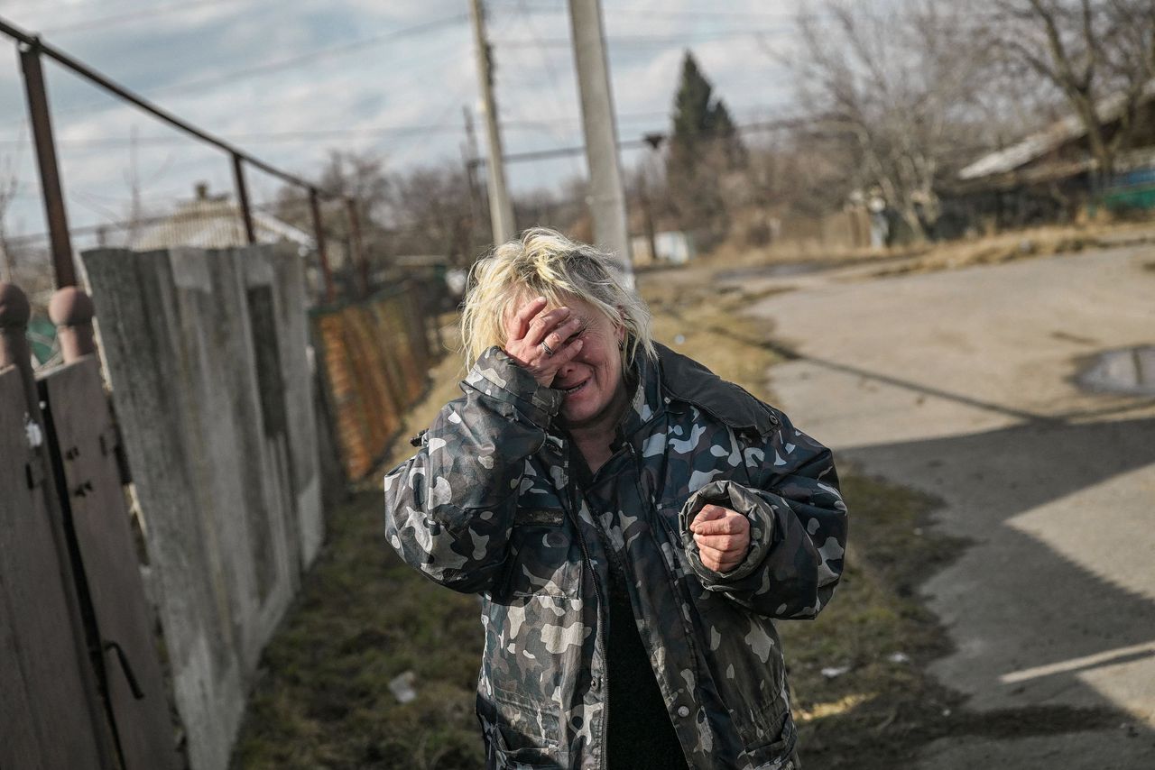 Een vrouw reageert op het geluid van beschietingen van haar dorp Tsjasiv Jar, ten westen van Bachmoet. Foto Aris Messinis/AFP