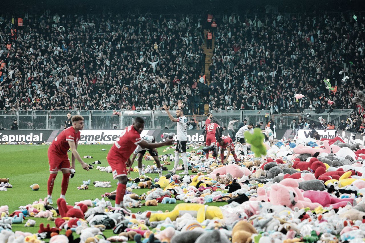 Het veld van Besiktas ligt bezaaid met knuffels voor jonge slachtoffers van de aardbevingen in Turkije.