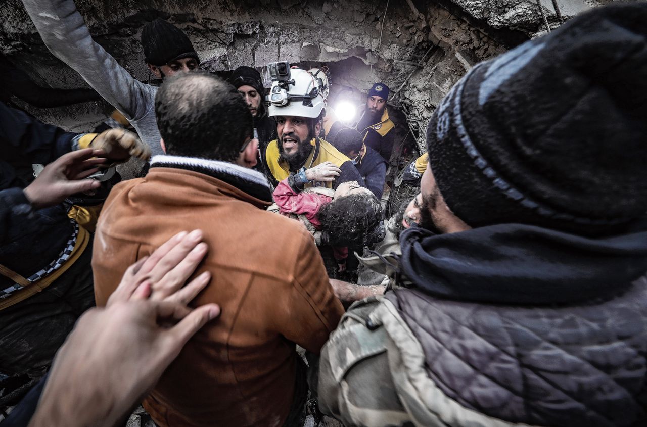 Een kind wordt na de aardbeving onder het puin van een huis vandaan gehaald in Jindires, ten noorden van Aleppo, op 7 februari.