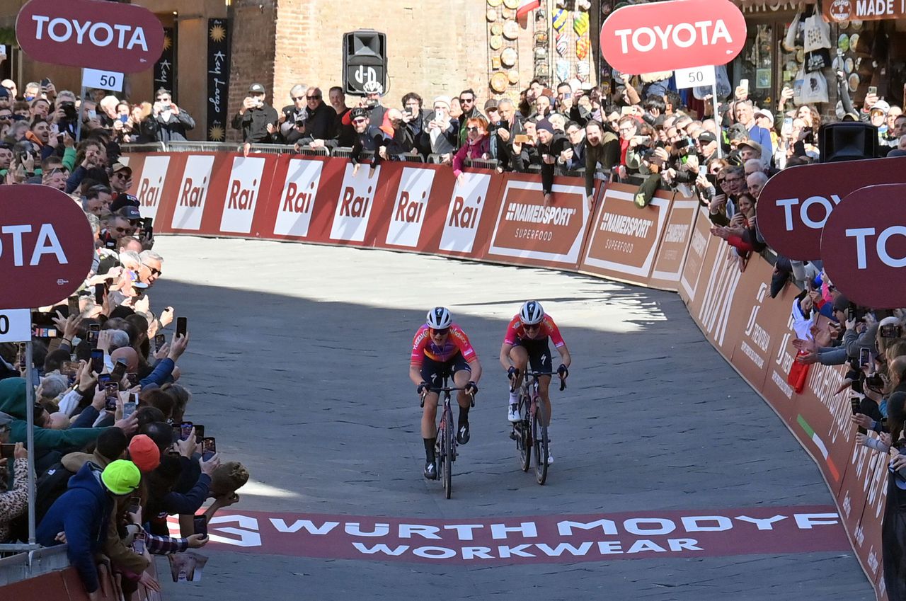 Demi Vollering (rechts) op de laatste meters van de Strade Bianche in Siena