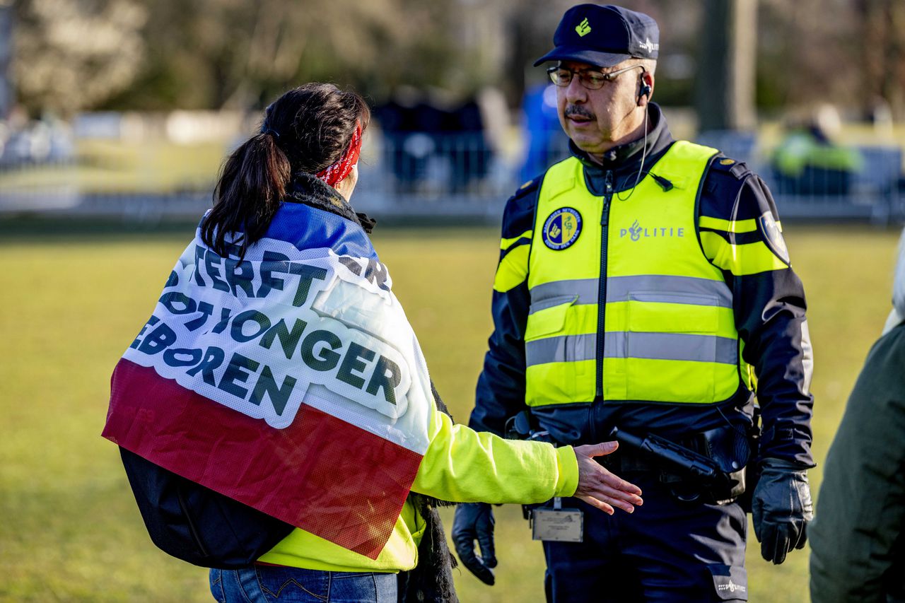 Demonstranten komen aan voor een actie van Farmers Defence Force (FDF) in het Zuiderpark in Den Haag.