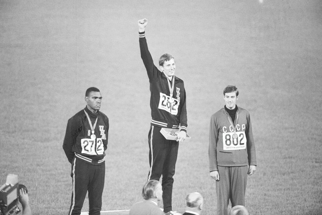 Dick Fosbury viert zijn gouden medaille op de Spelen van 1968.